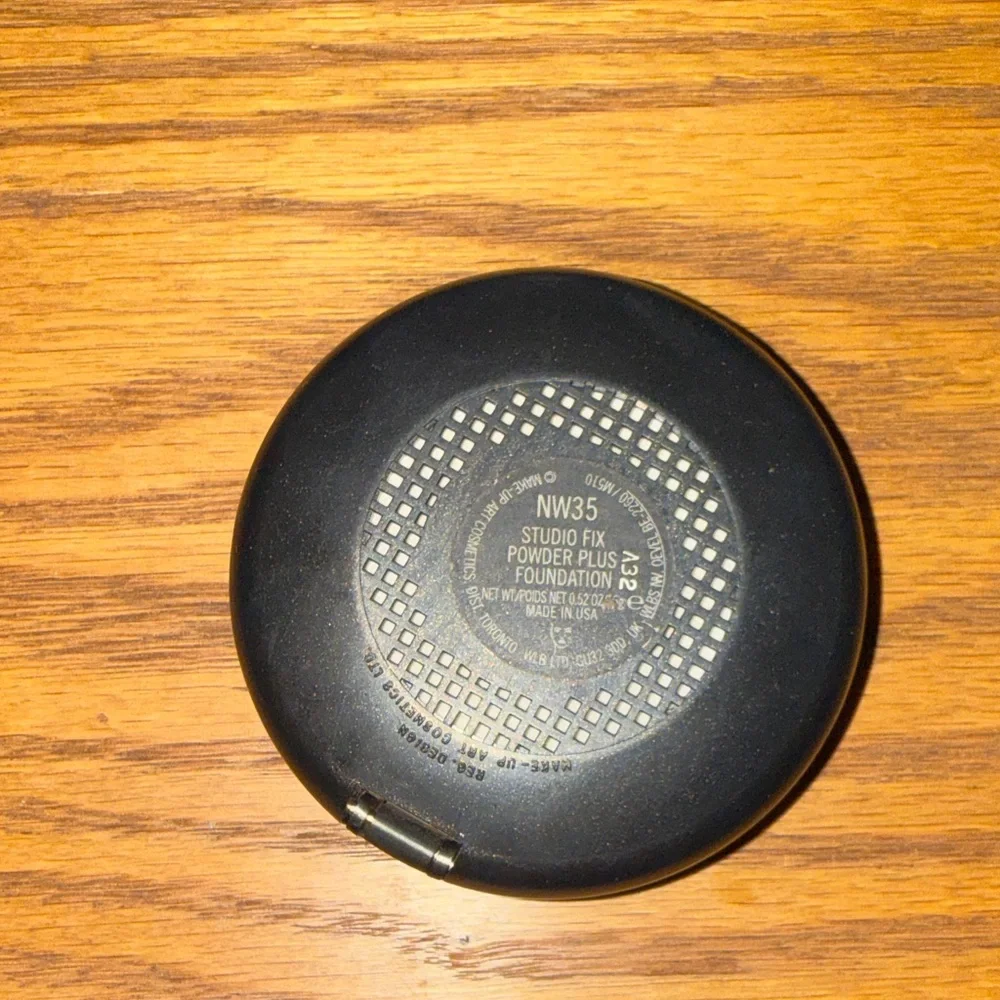 MAC Cosmetics Studio Compact Foundation - NW35
